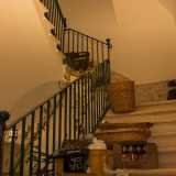 La villa si sviluppa su tre livelli, dei quali � l'ultimo ovviamente ad attirare la nostra attenzione. La scala che saliamo...